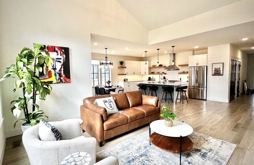 Falconhurst House | Stylish Retreat Steps from Asheville's Best Dining & Fun