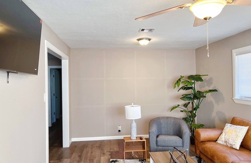 Orange House | Cozy Whole House with King Bed in Central Orange
