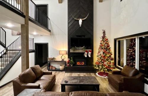 Kimberling City House | Discover the New Lakefront Lodge with Pool and Hot Tub