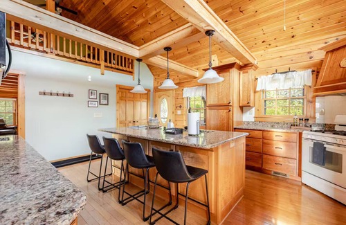 Bostic Cabin | New Mountain Cabin with Amazing Sunset Views & Pet-Friendly