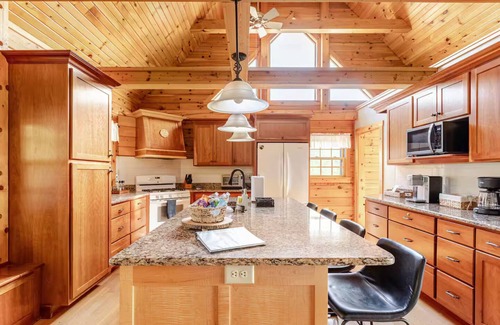 Bostic Cabin | New Mountain Cabin with Amazing Sunset Views & Pet-Friendly