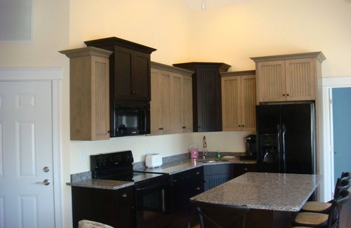 Kennebunk Condo | Elegant One-Bedroom Condo with Balcony and Water Views