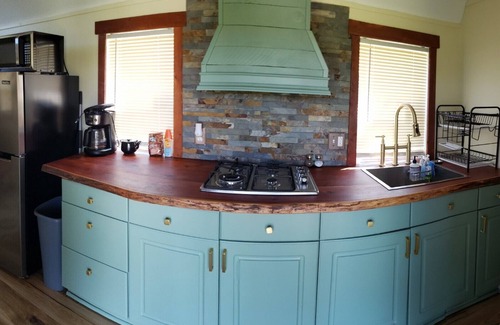 Howey-in-the-Hills House | Enchanting Tiny House Retreat with Hot Tub & Scenic Views