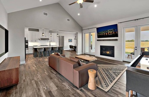 Waco House | Chic Texas Farmhouse: Guest Rated 10/10 with Full Amenities
