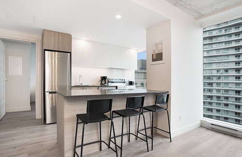 Milton Park Apartment | Modern Unit in Central Montreal with Pool and Spa Access