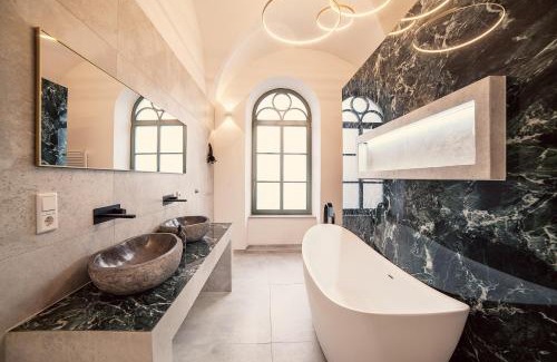 Innenstadt Apartment | Elegant Suite with Two King Beds in City Center - 9.3/10