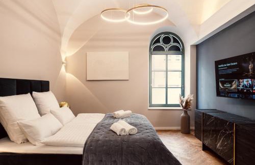 Innenstadt Apartment | Elegant Suite with Two King Beds in City Center - 9.3/10