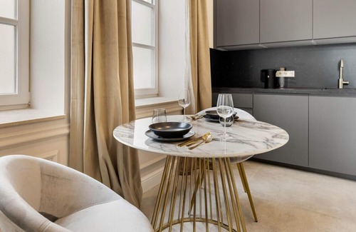 Innenstadt Apartment | NEW Luxus Suite Kingbed Netflix Center
