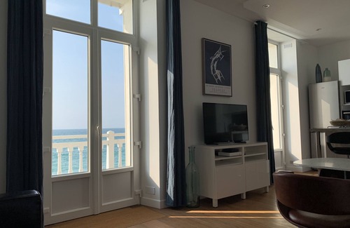 Parame Apartment | Beautiful Oceanfront Apartment with Magnificent Sea Views