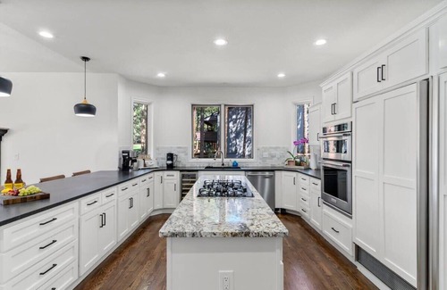 Woodmoor House | Experience the Ultimate Mansion Retreat for 20 - Pet Friendly!
