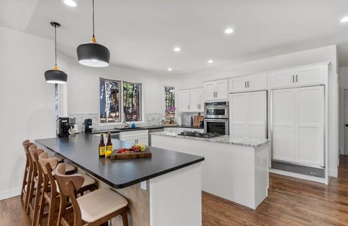 Woodmoor House | Experience the Ultimate Mansion Retreat for 20 - Pet Friendly!