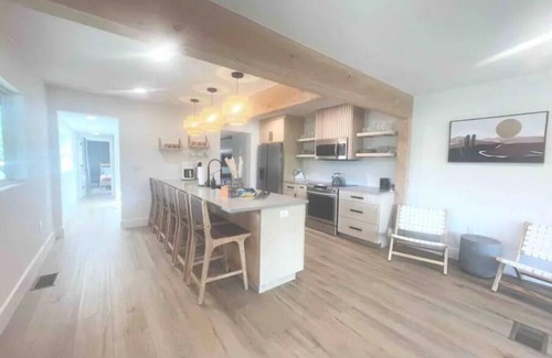 Leander House | New Waterfront Escape on Lake Travis with Pickleball Court