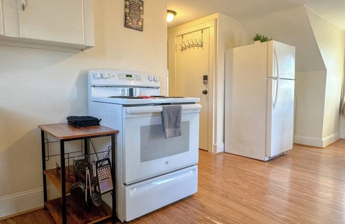 Manchester Apartment | Pet-Friendly MHT Retreat: Modern 1BR for Your Getaway