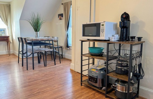 Manchester Apartment | Pet-Friendly MHT Retreat: Modern 1BR for Your Getaway