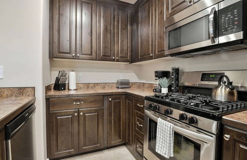 Moab South Valley House | Modern Moab Townhome with Pool, Hot Tub & Ocean Views