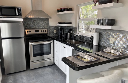 Blanco House | Modern Container Retreat with Hot Tub & Wine Tasting Nearby