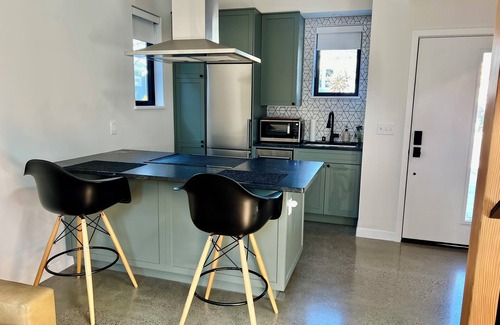Upper Telegraph House | New modern 1-bedroom ADU with WiFi and AC in awesome Oakland