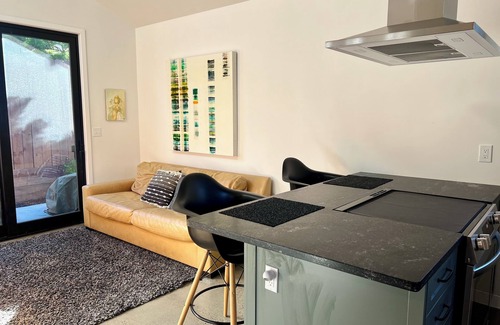 Upper Telegraph House | New modern 1-bedroom ADU with WiFi and AC in awesome Oakland