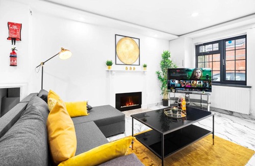 Bordesley Apartment | Stylish 2 Bedroom House by Azura Nights - Pet Friendly Stay