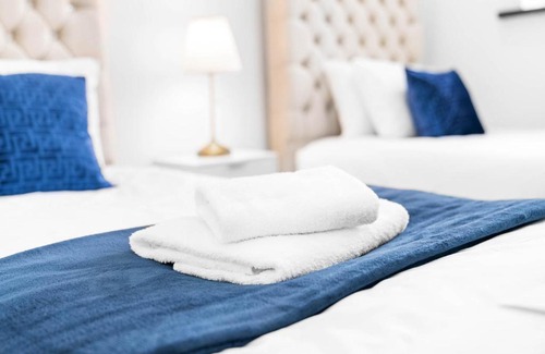 Bordesley Apartment | Stylish 2 Bedroom House by Azura Nights - Pet Friendly Stay