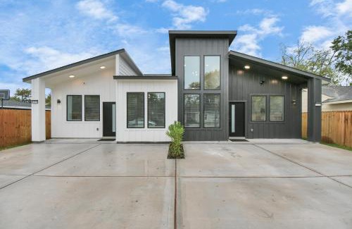 Southeast Houston House | Modern 3BR/2BA Retreat Near Downtown with Family Amenities
