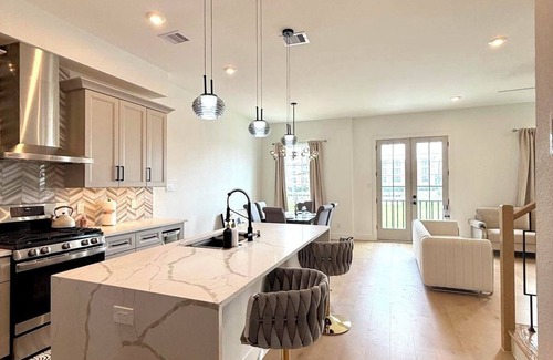 East Downtown Houston House | New Modern 4 bedroom Home , minutes walk to Downtown Houston