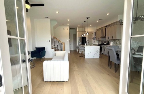 East Downtown Houston House | New Modern 4 bedroom Home , minutes walk to Downtown Houston