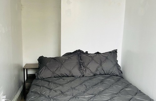 Queens House | Modern 4-Bed Apartment in Trendy Queens Near AirTrain
