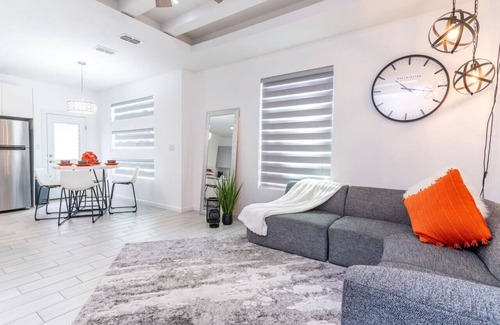 McAllen House | Modern 2BR Apartment Near Mall with Spa & Breakfast