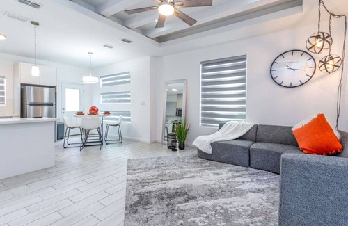 McAllen House | Modern 2BR Apartment Near Mall with Spa & Breakfast