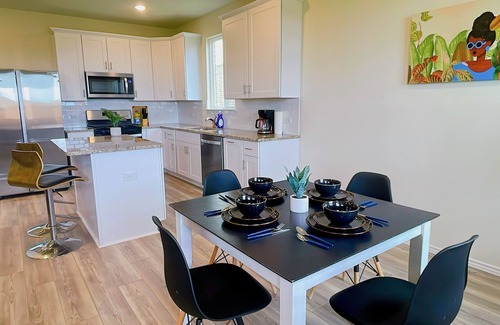 Fort Worth House | Modern Home with Large Backyard - Pet Friendly Escape