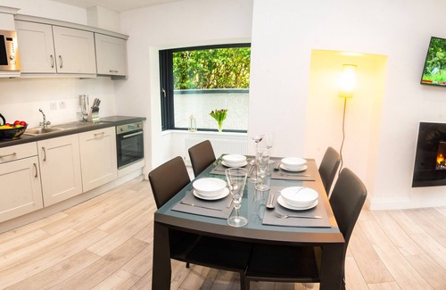 Killarney House | Modern Retreat on Muckross Road: Guest Rated 9.8, Pet Friendly