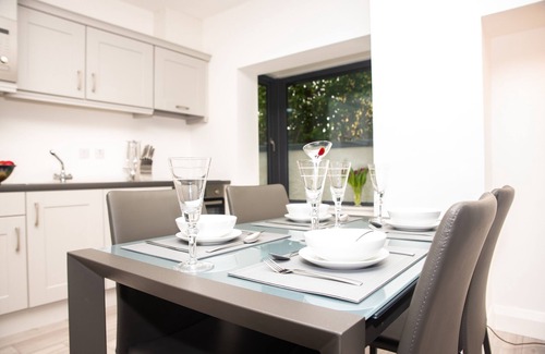 Killarney House | Modern Retreat on Muckross Road: Guest Rated 9.8, Pet Friendly