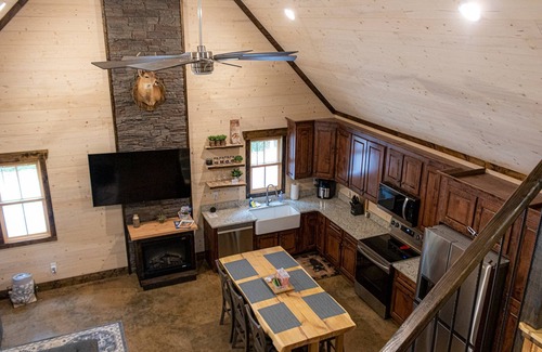 Rising Fawn Cabin | New! Modern Cabin w/Hot Tub, Fire Pit, Private; 2 miles to Cloudland Canyon, Hiking, McLemore Golf