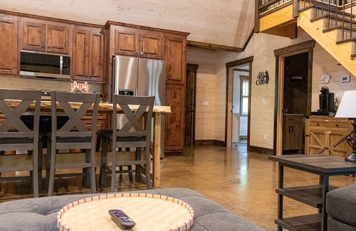 Rising Fawn Cabin | New! Modern Cabin w/Hot Tub, Fire Pit, Private; 2 miles to Cloudland Canyon, Hiking, McLemore Golf