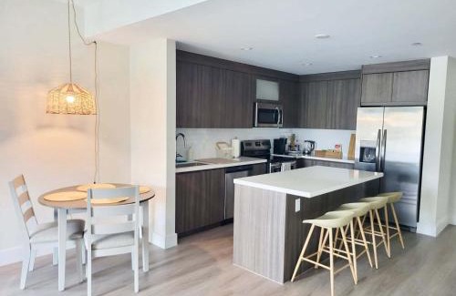 Parkside Apartment | NEW Modern Condo FREE Parking & High Speed Wifi