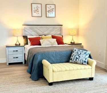 Parkside Apartment | NEW Modern Condo FREE Parking & High Speed Wifi