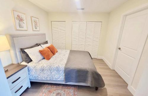 Parkside Apartment | NEW Modern Condo FREE Parking & High Speed Wifi