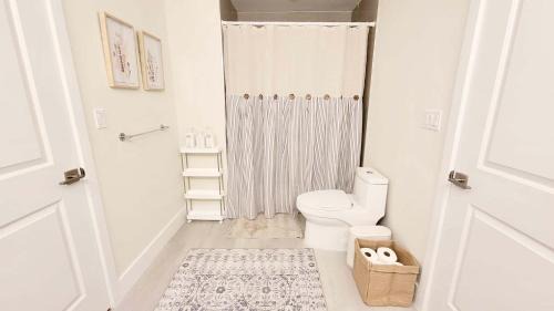Parkside Apartment | NEW Modern Condo FREE Parking & High Speed Wifi