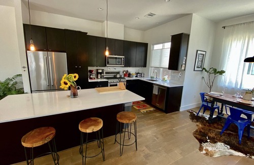 Govalle Condo | Stylish East Austin Condo with Ocean View & Pet-Friendly Perks