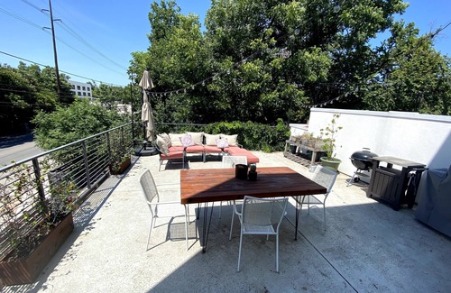 Govalle Condo | Stylish East Austin Condo with Ocean View & Pet-Friendly Perks