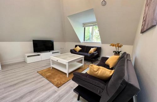 Whittington Apartment | Modern 2-Bed Apartment with Free Parking & Child-Friendly