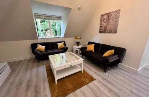 Whittington Apartment | Modern 2-Bed Apartment with Free Parking & Child-Friendly