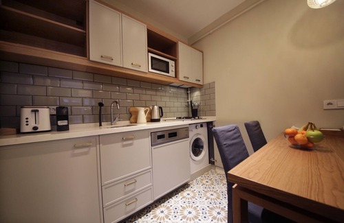 Harbiye Apartment | Modern Flat by Taksim Square with Hot Tub & Spa Access