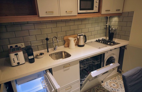 Harbiye Apartment | Modern Flat by Taksim Square with Hot Tub & Spa Access