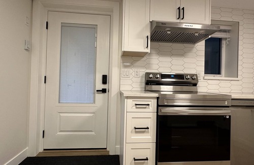 Port Moody House | Modern 2-Bed Suite with Private Entrance & Spa Access