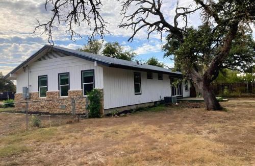 Bertram House | NEW Modern Hill Country Hideaway