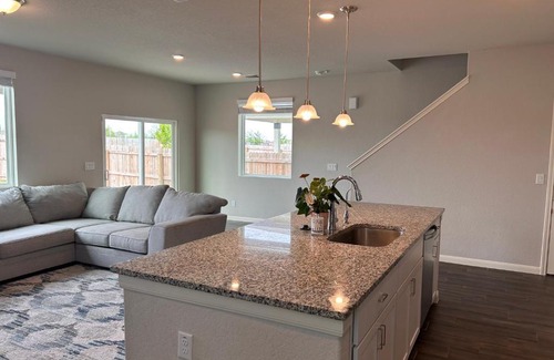 West Lake Stevens Villa | Modern Home Near SEAWORLD - Perfect for Families!