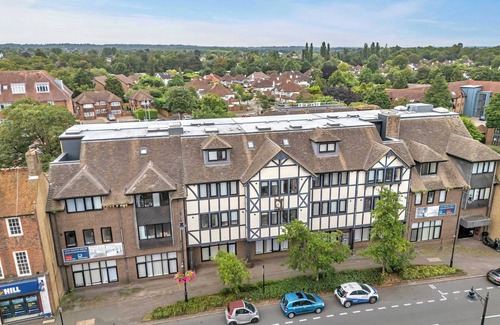 Cheam Apartment | New Modern London 2 Bed | Long Stays! with Parking
