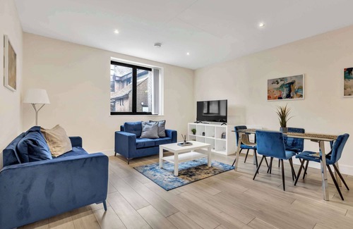 Cheam Apartment | New Modern London 2 Bed | Long Stays! with Parking
